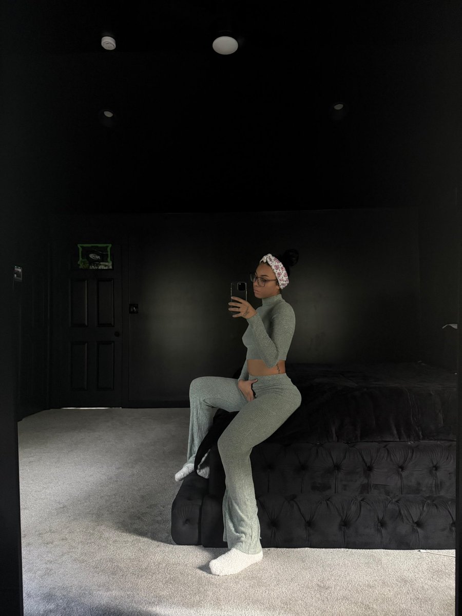 Hot cat mom 🐈‍⬛🐾