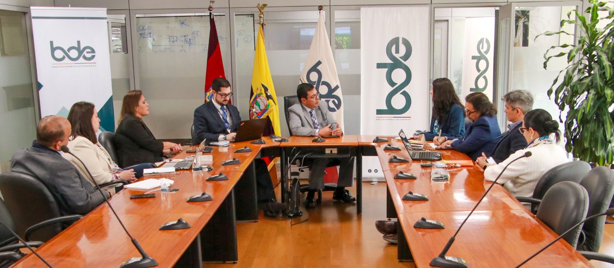 BDEcuadorBP's tweet photo. 🤝¡#Impulsamos la cooperación internacional! El #GerenteGeneral, @CRiveraBautista mantuvo un encuentro con Ignes Tristao, representante del @el_BID en 🇪🇨 sobre:
✅Bono Verde
✅Seguridad hídrica en la Amazonía
✅Retroalimentación  de resultados obtenidos tras la reunión de #REDECA https://t.co/d1KbvjsHk8