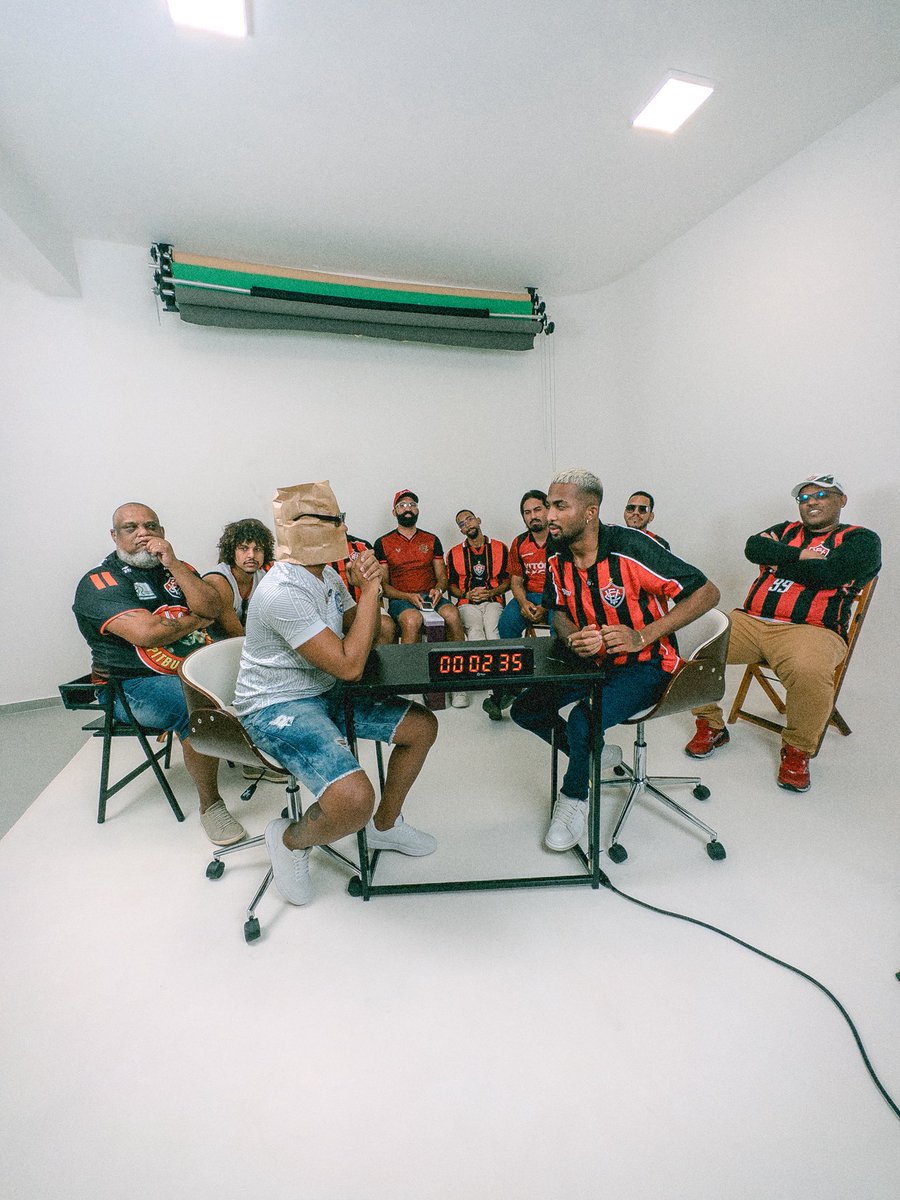 Vem aí!
01 torcedor vs 10 rivais. 

Versão Bahia e Vitória.