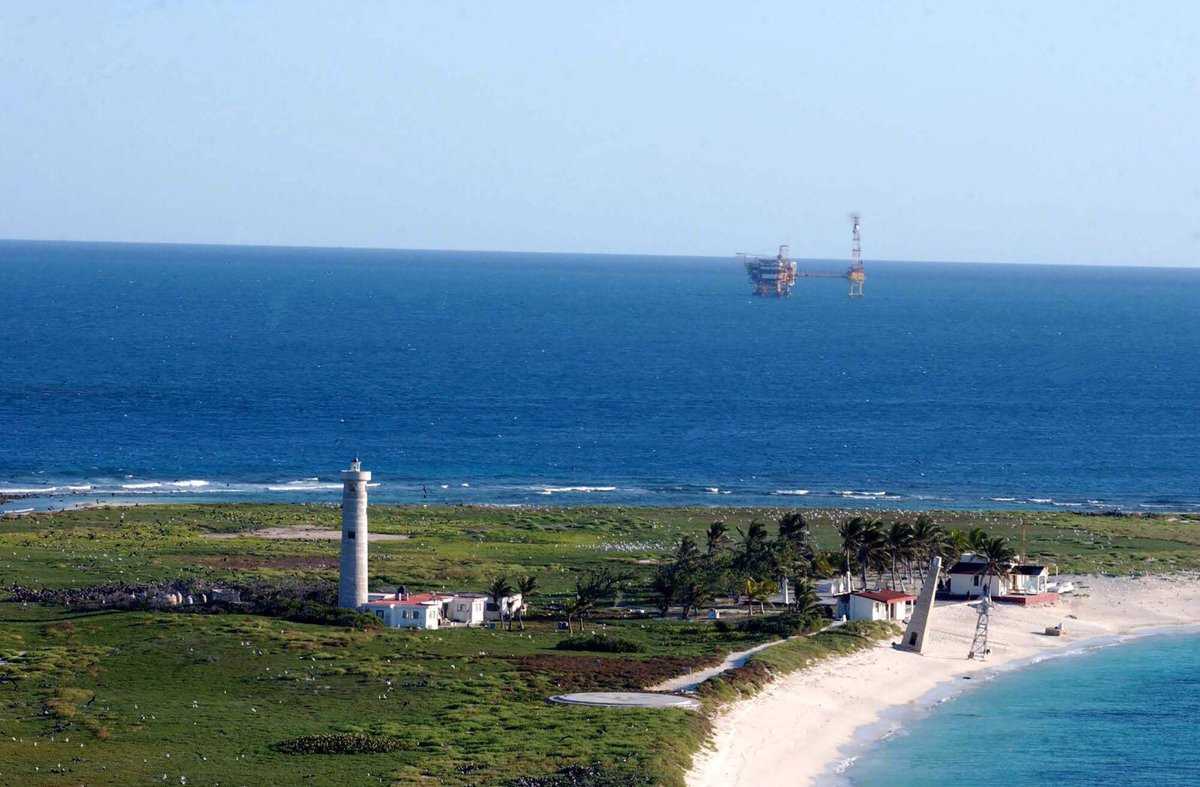 apicampeche's tweet image. ⚓🚢 Para garantizar la seguridad que opera en #CayoArcas, se realizan trabajos de rehabilitación integral del Faro, colocación de linterna de repuesto, pintura, así como el suministro e instalación del sistema de monitoreo satelital y de pararrayos, etc.#Apicam #GobiernoDeTodos.