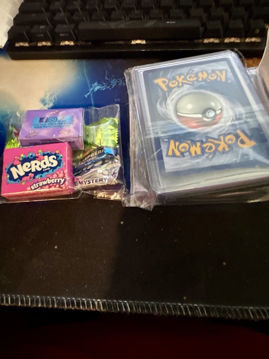 TheREALCardChef's tweet photo. Someone gave me candy with my card order, this is a first for me. 🤣 https://t.co/KT9fltWzRG