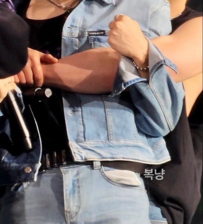 australianracha's tweet photo. ultimato | jeongchanlix fic/au 🔞
chan está se afundando ainda mais no trabalho e seus namorados estao começando a se preocupar
trabalho duro é essencial mas relaxar também é importante
#oneshot #shortfic #narração https://t.co/HpI7sDl58u