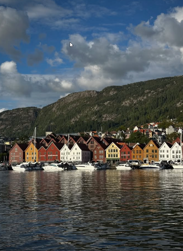 pomarob2016's tweet photo. Wandering through Bergen’s heart – where colorful streets meet history and sea breeze 🌊🌈 #BergenVibes https://t.co/2qKr3V8DaW