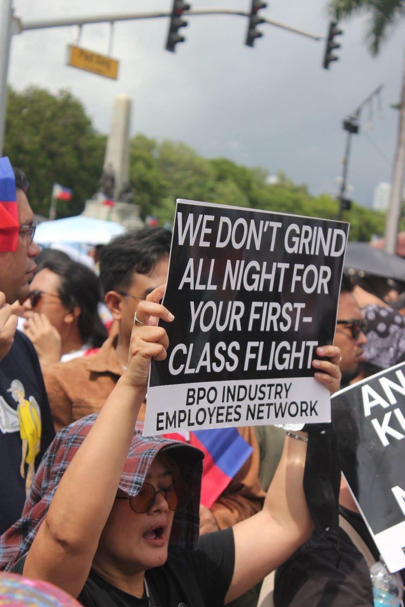 BIENPhilippines's tweet image. IN PHOTOS: BPO workers demands accountability for corruption, wasted funds, and failed flood control projects. Held on the 53rd Martial Law anniversary, the people made it clear: Phones down, fists up!
#StopKorap #MarcosPanagutin #DutertePanagutin #BaguhinAngSistema #BahaSaLuneta