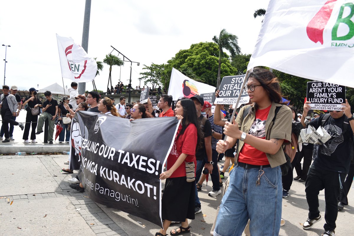 BIENPhilippines's tweet image. IN PHOTOS: BPO workers demands accountability for corruption, wasted funds, and failed flood control projects. Held on the 53rd Martial Law anniversary, the people made it clear: Phones down, fists up!
#StopKorap #MarcosPanagutin #DutertePanagutin #BaguhinAngSistema #BahaSaLuneta