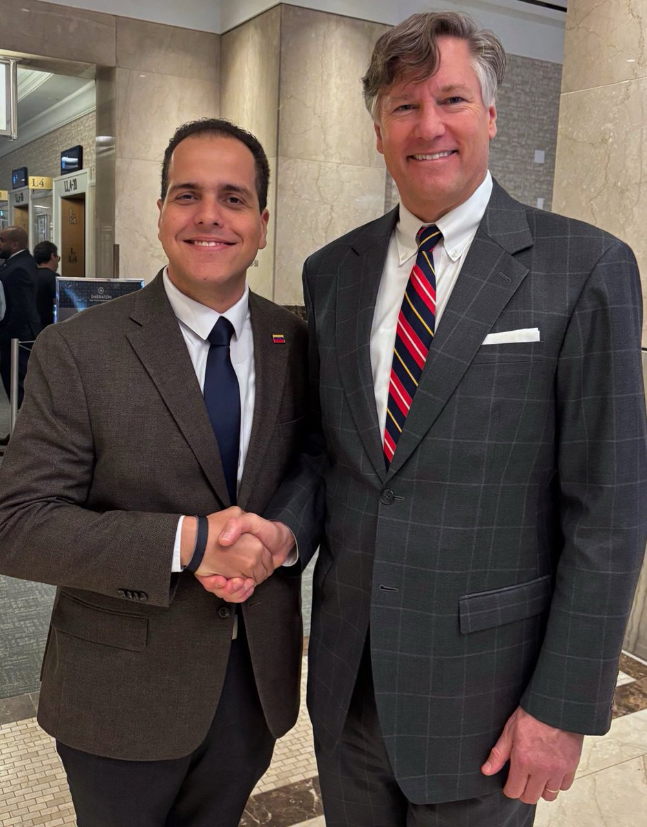 Sostuve un breve intercambio en Nueva York con el Secretario de Estado Adjunto de los Estados Unidos, Christopher Landau (<a href="/DeputySecState/">Christopher Landau</a>), a quien agradecí por el apoyo a la causa democrática de Venezuela y por liderar los esfuerzos para desmantelar el aparato criminal y