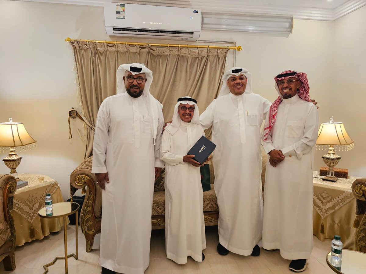 هناك لحظات لا تتكرر، لحظات كان اللقاء أشبه بمشهد أسطوري؛ كبار الفنانين الموسيقيين، كلٌّ منهم يحمل تاريخًا حافلًا بالأغاني والألحان التي طبعت ذاكرة الأجيال الفنان الكبير مطلق الدخيل والدكتور إبراهيم الدخيل والفنان المجداف