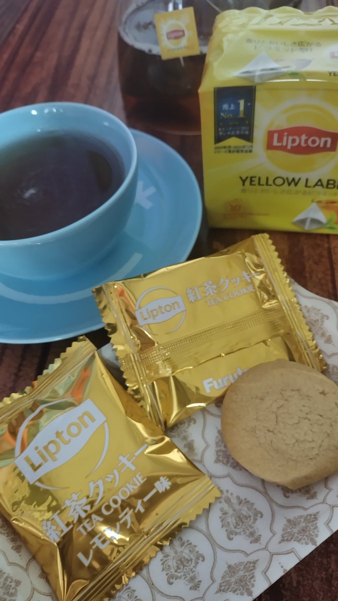 tea_camp_yt's tweet photo. 朝紅茶。
LiptonYELLOWLABEL&紅茶クッキーレモンティー。
何か色々詰んだかもw
#木漏れ日のお茶会
#茶好連
#Lipton
#YELLOWLABEL
#furuta
#紅茶クッキー
#レモンティー
#紅茶を嗜む https://t.co/oG8fIlN0gW
