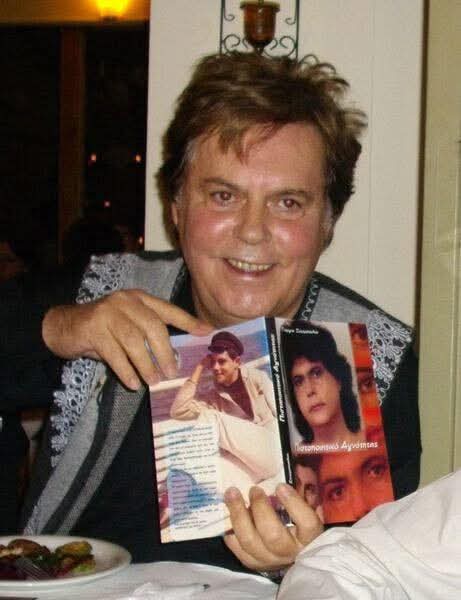 Όταν με μάστιζε η κατάθλιψη,
όταν γυρνούσα τα βράδια στο σπίτι ζητώντας να πεθάνω,
όταν κειτόμουν μουδιασμένος αναζητώντας κάτι να πιαστώ,
τα βίντεο του Μίστερ Μπούτια ήταν πάντα ένας λόγος για να χαμογελώ,
να αντέχω,
να χαίρομαι,
με έσωσαν τις δύσκολες ώρες
πού ήθελα να ξεχαστώ.