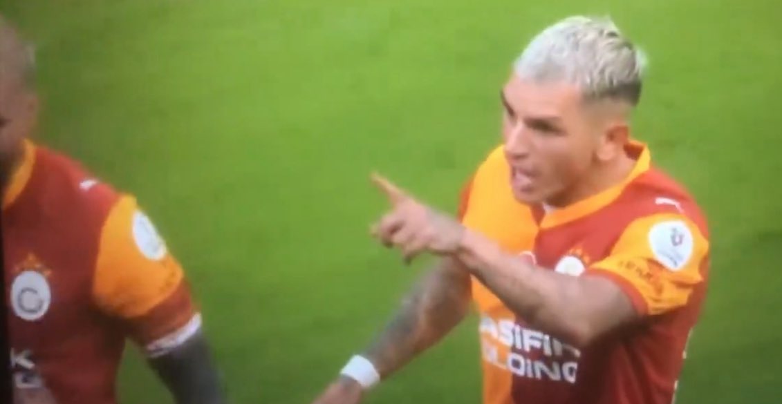 Konu galatasaray olunca sessizlik!!
1 kırmızı kart!! +hakeme tehdit Torierra
2 sarı kart!! BAY
1 penaltı!!! Sallai
Bu 4 hereket ONACHU’nun iptal edilen sözde Gol’ü kadar konuşulmadı!! #GSvKNY
