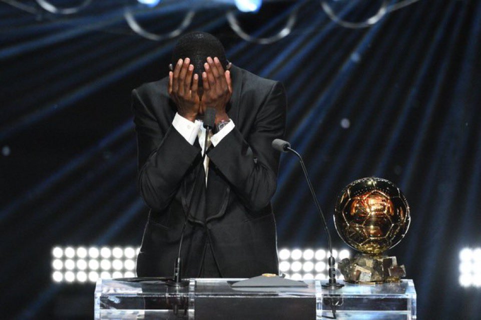 Démbelé, Balón de Oro. Tremendo. De no estar nunca nominado a llevarse el premio. Esta es la imagen del año. <a href="/elchiringuitotv/">El Chiringuito TV</a>