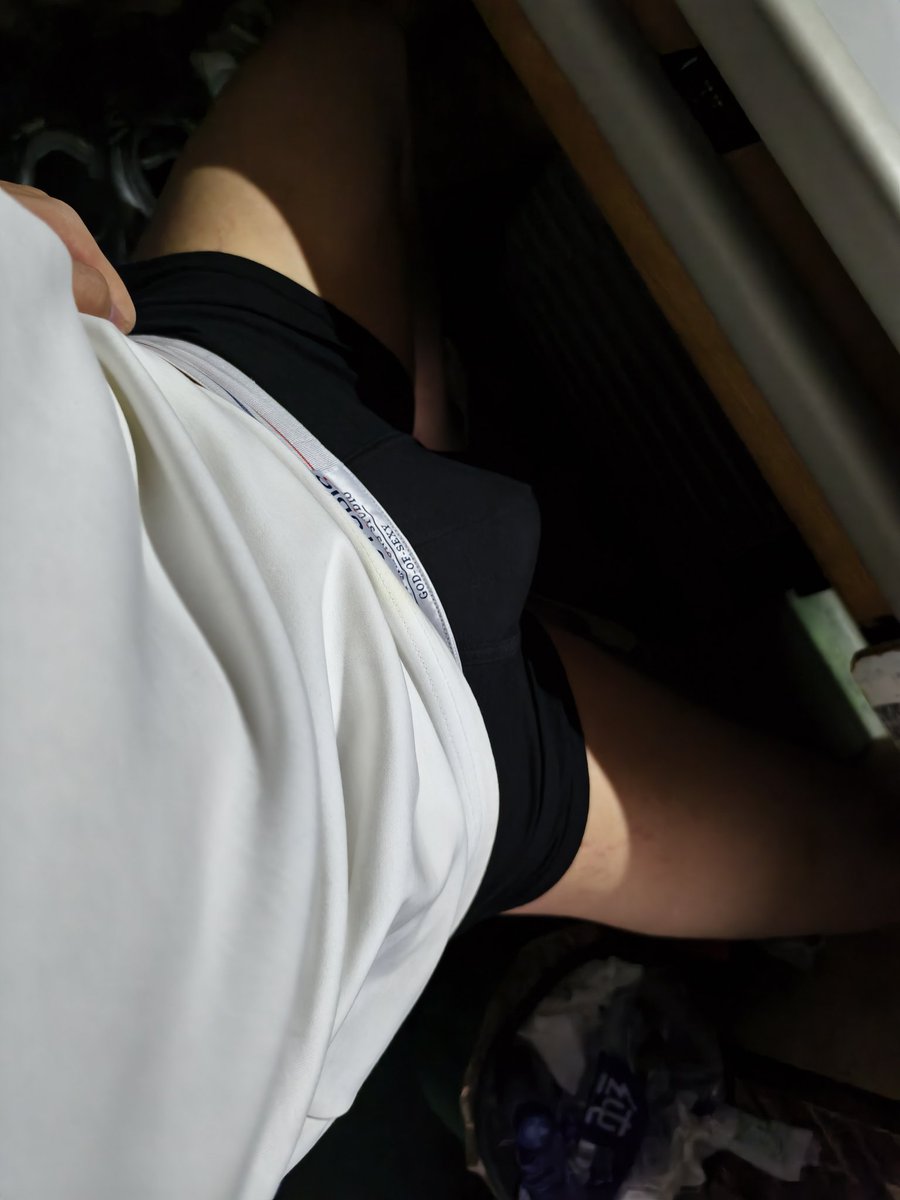 djndkd264's tweet photo. 军训男大趁舍友都在休息在宿舍露吊   #男高 #男大宿舍 #暴露 https://t.co/0nvYxhVYLH