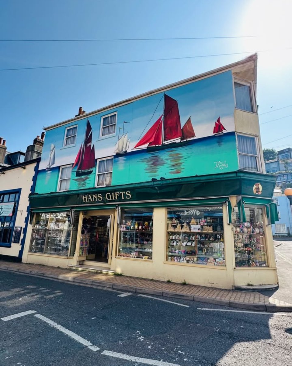 Wow, have you seen these stunning murals popping up all over Brixham? 🎨 🖌️ 

 Discover more: bit.ly/4dzUoW4

#Brixham #englishriviera #art #streetart #urbanart #devon