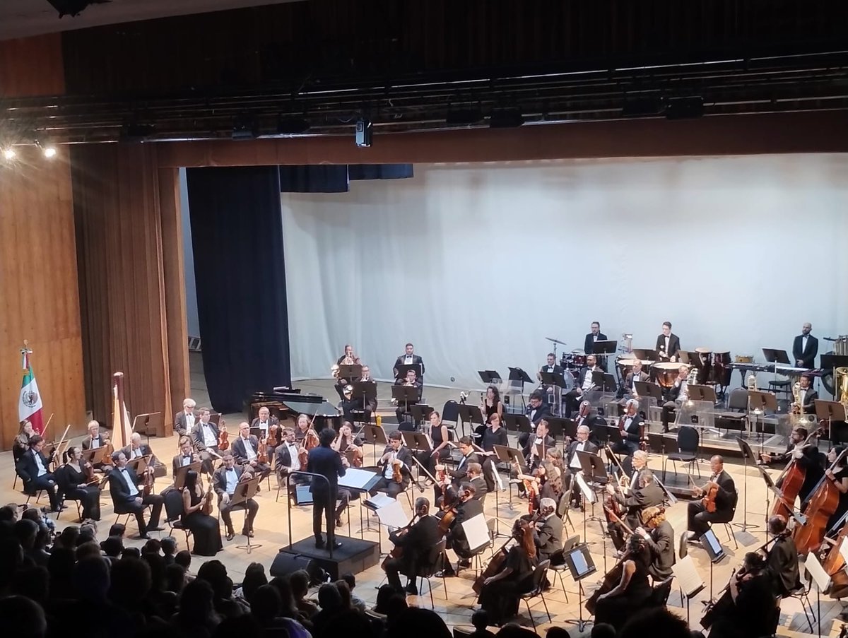 1/3
🎶 El concierto “Viva México”, dirigido por el maestro Héctor Acosta y con la soprano Rosa Dávila, celebró el 215° aniversario de la Independencia de México en el Teatro Nacional de Brasilia.
