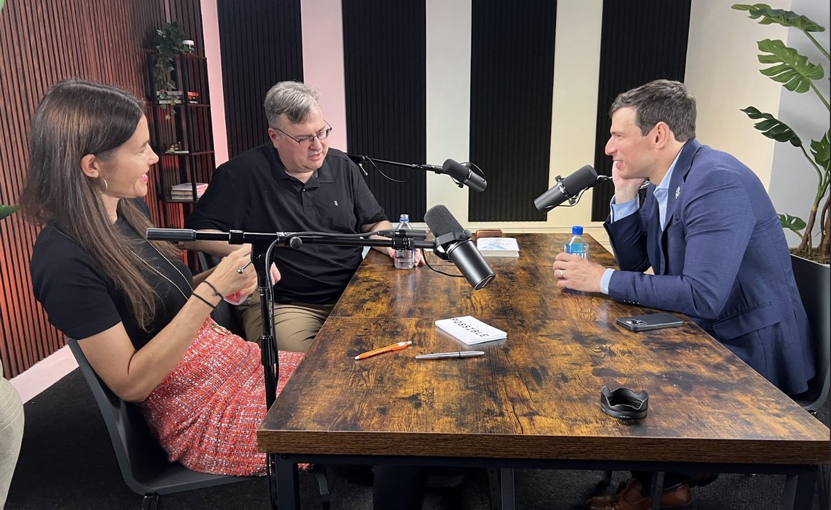 reidhoffman's tweet image. Recorded w/ @DavidFajgenbaum today (out soon). 

After being diagnosed with a rare disease, David discovered that a repurposed drug could save his life. 

He&apos;s founded @EveryCure to use AI to keep making breakthroughs to help others. Watch his TED talk: youtube.com/watch?v=sb34Mf…