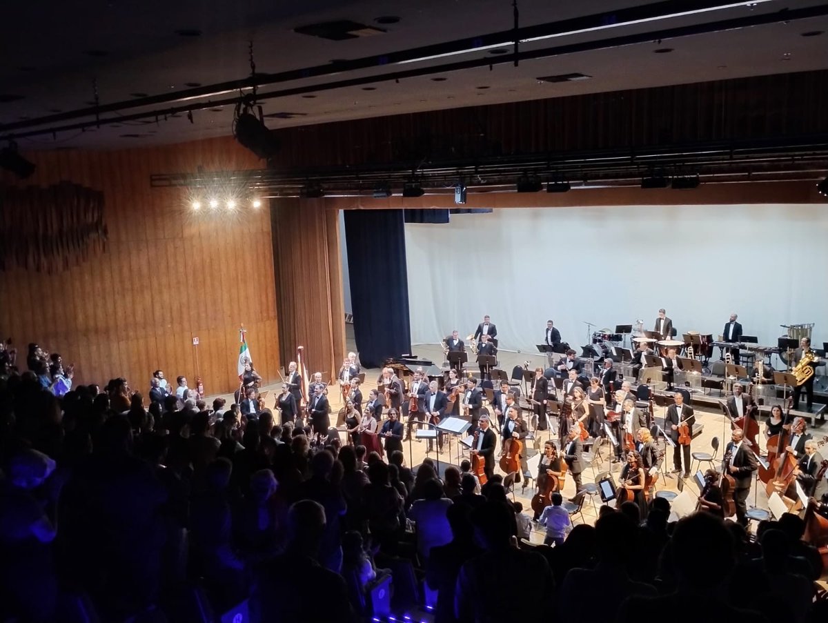 3/3
Con el estreno de estas obras, construimos, en palabras de Venus Rey Jr., "un puente de arena y música entre dos naciones hermanas".
🇲🇽🤝🇧🇷
Agradecemos al público que nos acompañó a este memorable cierre de fiestas patrias.
¡Viva México!
#DiplomaciaCultural
#MúsicaMexicana