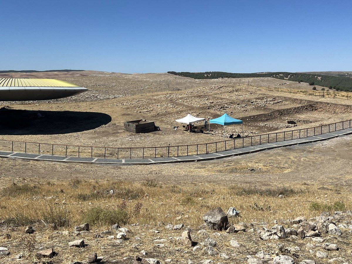 #Göbeklitepe'nin büyüklüğü hakkında, bölgeye aşina olmayanlara bir fikir vermek için, şimdi dikkatimizi höyüğün kuzeybatı kısmına çevirdik; burada K. Schmidt tarafından yapılan daha önceki kazılarda,