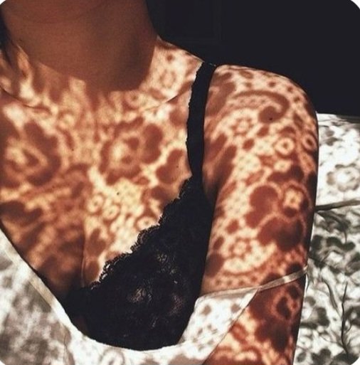 ...gölgenin arkasına  saklanan bilmece gibi,

seni hangi söz tanımlar
bilmiyorum...

geceye huzurla❤️🕊