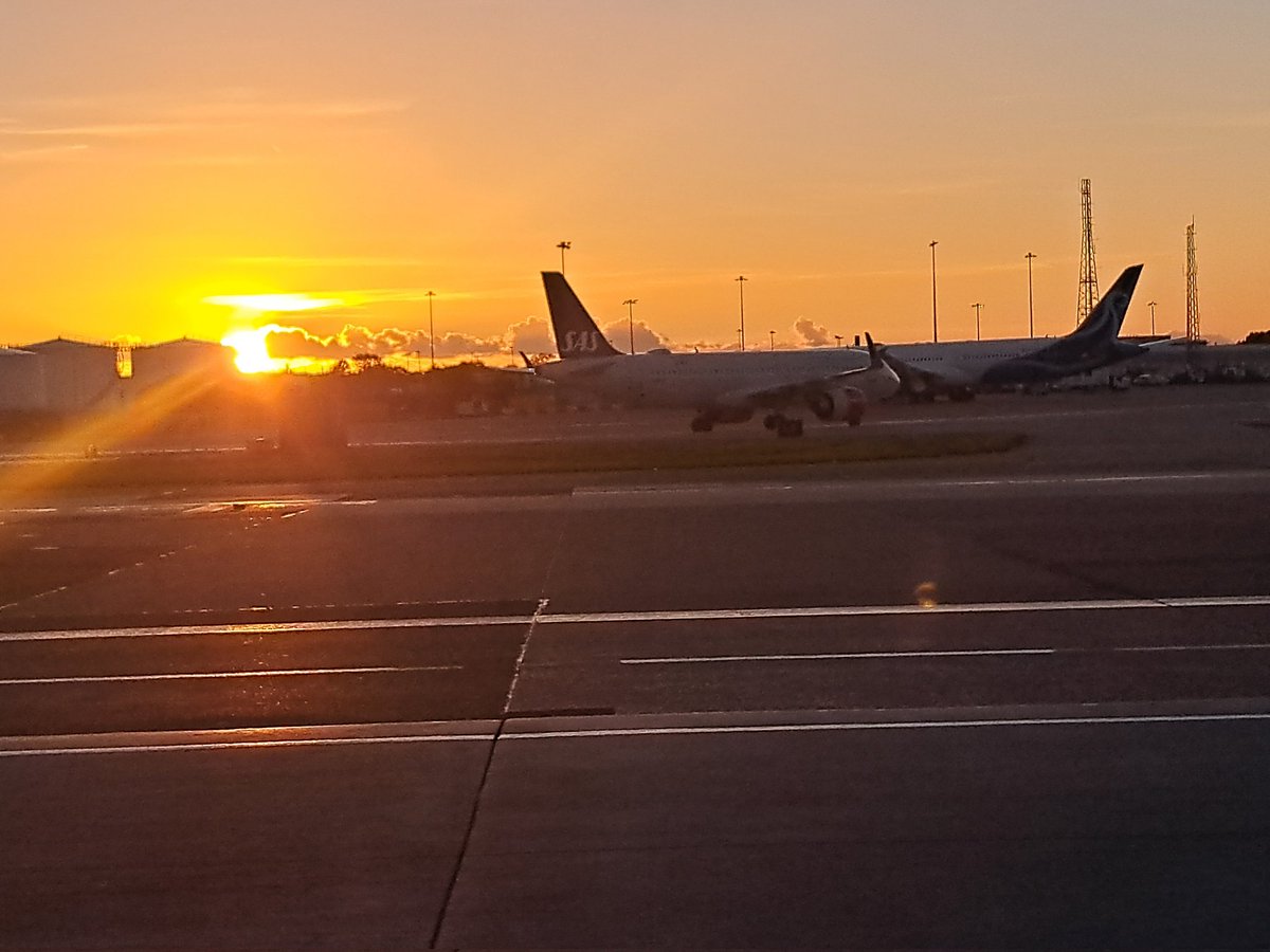 deedee541931's tweet photo. Sun setting at Manchester Airport https://t.co/OTX9nOJcdP