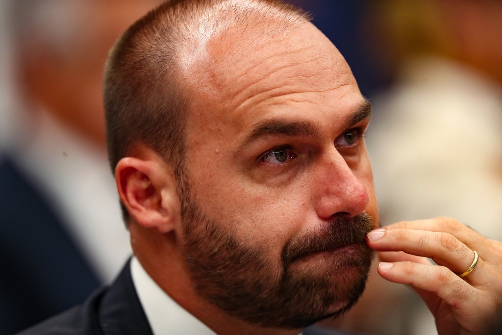 🚨 URGENTE!
A PGR acaba de denunciar Eduardo Bolsonaro e Paulo Figueiredo por coação no processo judicial. 
É o mínimo. Eduardo está há meses nos EUA articulando sanções contra o Brasil para tentar salvar seu pai da cadeia, e ainda recebendo salário de deputado federal. 
Eduardo