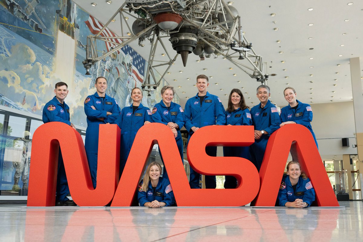 dcordovaok's tweet photo. La #NASA hoy presentó al nuevo grupo 24 de astronautas clase 2025, son 10 y entre ellos una sorpresa @annawmenon ingeniera de #SpaceX que en 2024 participó el vuelo #PolarisDawn. Es la primera vez que en un flamente grupo astronáutico hay alguien que ya voló. https://t.co/RovLSoXWTN