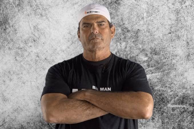 腕を組んだ男性が暗号でのDYORを促しているイメージ