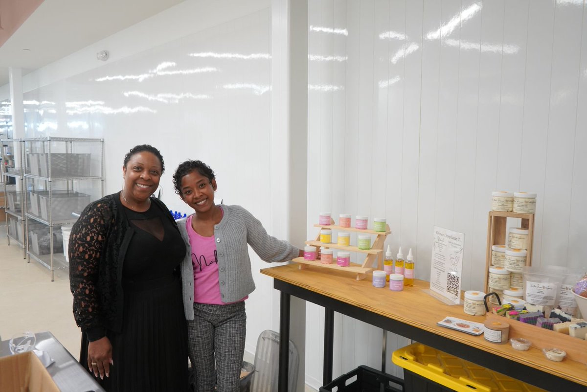 MayorBowser's tweet image. When we hire DC businesses, DC businesses hire DC residents and pay DC taxes—and that&apos;s how we can have great schools, great parks, great transportation, and safe streets.

We&apos;re focused on keeping our residents and businesses growing right here in the District.