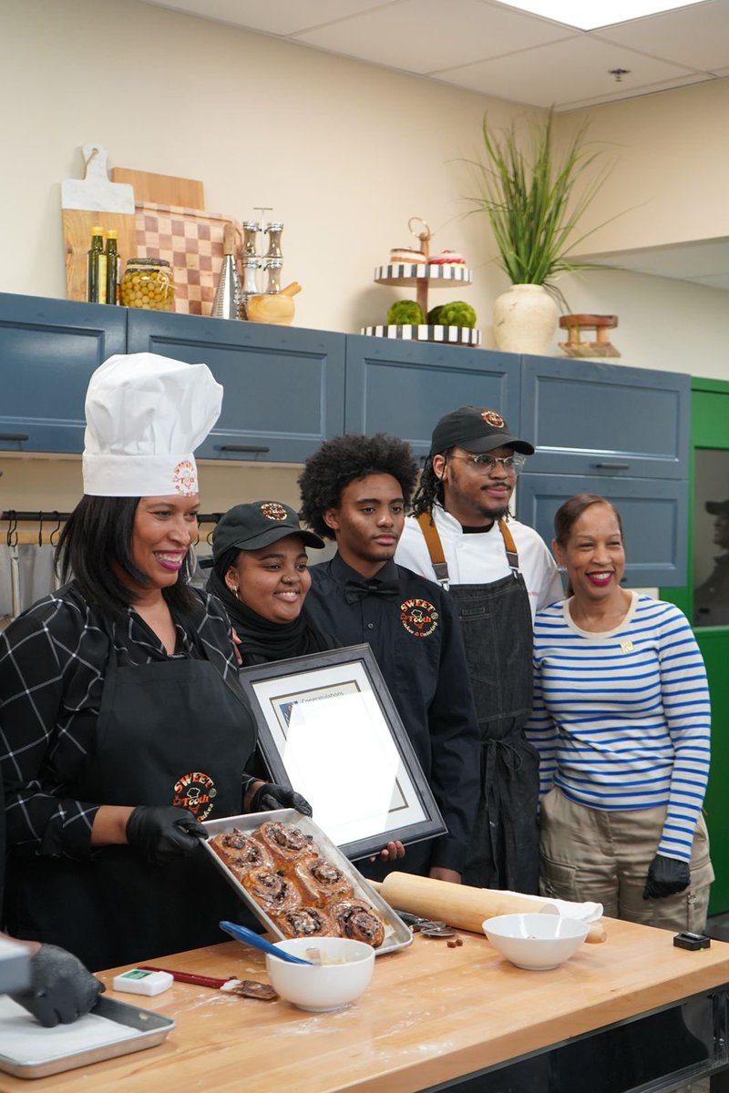 MayorBowser's tweet image. When we hire DC businesses, DC businesses hire DC residents and pay DC taxes—and that&apos;s how we can have great schools, great parks, great transportation, and safe streets.

We&apos;re focused on keeping our residents and businesses growing right here in the District.