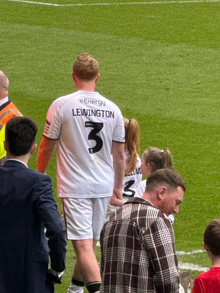 Shazna_Muzammil's tweet image. 20 years. 900+ games. One club. One city.

Tomorrow, Dean Lewington gets the Freedom of Milton Keynes — and rightly so.

Captain. Leader. Legend. ⚽👏

#MKDons #FreedomOfTheCity #LoveMK @MKDonsFC
