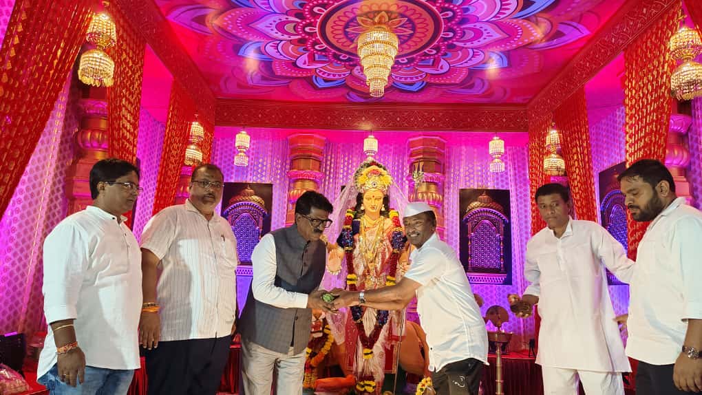 आदिमाया अंबाबाई, सार्‍या दुनियेची आई,
तिच्या एका दर्शनात कोटी जन्मांची पुण्याई |
'बाळ गोपाळ मित्र मंडळ' द्वारे आयोजित नवरात्रौत्सवास भेट देऊन देवीमातेचे दर्शन व आशीर्वाद घेतले.
#Navratri2025 #Navratri #ArvindSawant #आपलामाणूस #दक्षिणमुंबई