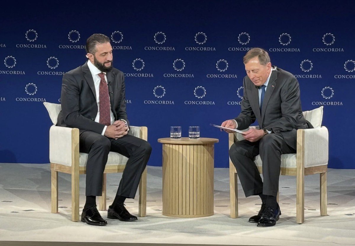 فعلا في السياسة لا يوجد صديق دائم ولا عدو دائم ، اعداء الامس هم اصدقاء اليوم واصدقاء الامس هم اعداء اليوم 
الصورة لها الف معنى ؟ 
لكن حسرتي على الالاف الذين قتلو من اجل شعارات سياسية او طائفية وانهار الدماء التي خضناها خلال العقدين الاخيرين ولكن مشكلة الانسان انه لا يتعض ابدا