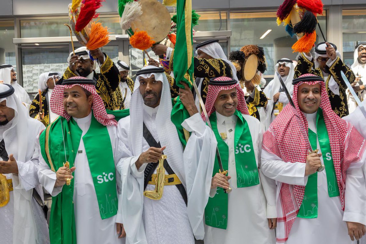 بالعرضة والأهازيج الوطنية .. 

مجموعة stc تحتفي مع منسوبيها باليوم الوطني 95 في جو بهيج ؛ توشح فيه الحفل بشعارات الوطن واكتسى باللون الأخضر بمقرهم مجمع الملك عبدالعزيز بالرياض .
<a href="/stc/">stc group</a>

#عزنا_بطبعنا
#وطن_للحين_نكتشفه
#اليوم_الوطني_السعودي_95