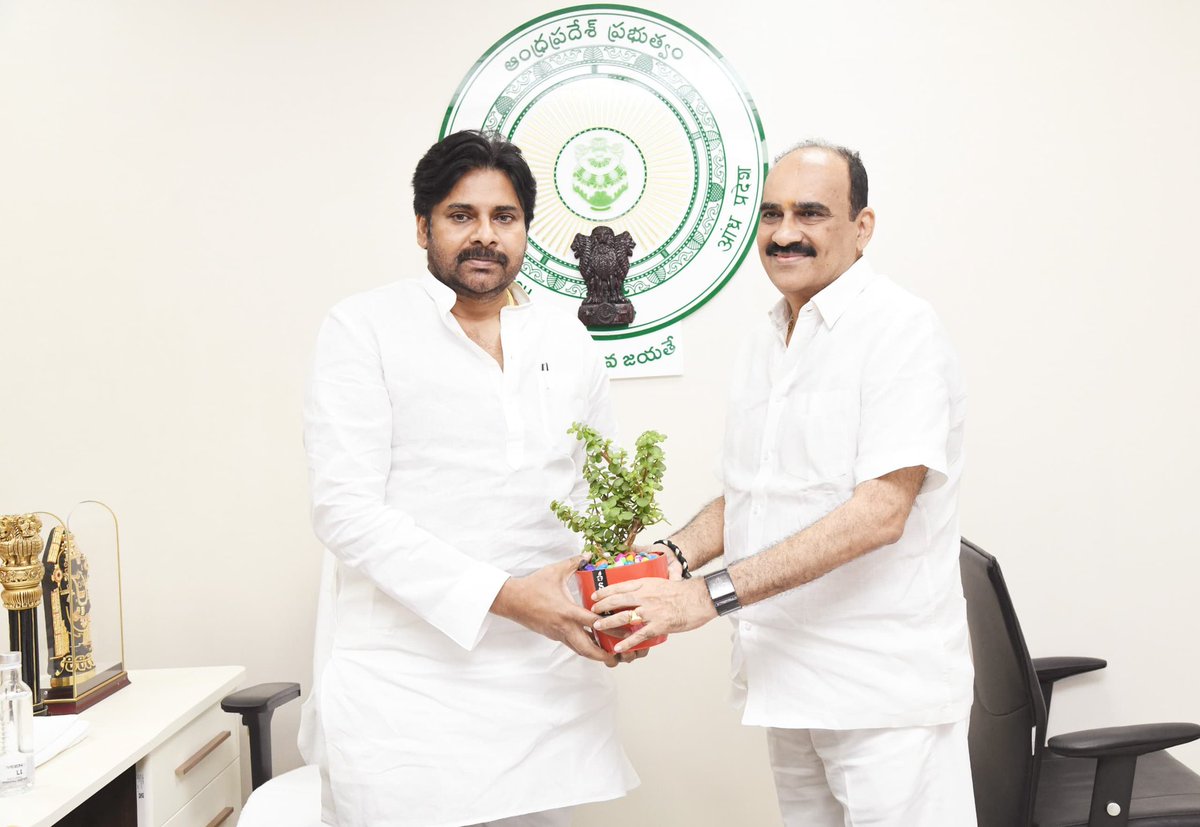 NBaluTweets's tweet photo. జనసేన అధినేత మరియు ఆంధ్రప్రదేశ్ రాష్ట్ర డిప్యూటీ సీఎం శ్రీ పవన్ కళ్యాణ్ గారిని మర్యాదపూర్వకంగా కలిసిన మాజీ మంత్రి బాలినేని శ్రీనివాస్ రెడ్డి గారు మరియు ఉమ్మడి ప్రకాశంజిల్లా జనసేన పార్టీ యువనేత బాలినేని ప్రణీత్ రెడ్డి గారు..
#janasenaparty #Pawankalyan #Balinenisrinivasareddy https://t.co/U4Ok7x1lWt