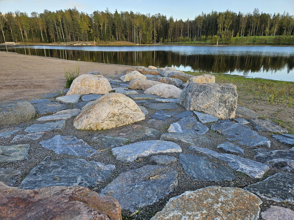 LPasanen's tweet photo. Iltapäiväkävelyllä Kuninkaantammen Palettilammella. https://t.co/PX40ksgHwG