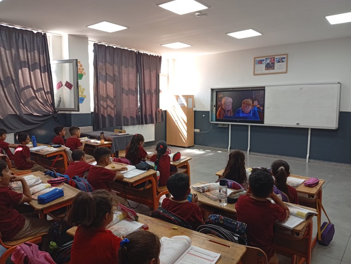 22 Eylül 2025 tarihinde tüm Türkiye'de eş zamanlı olarak yapılan dijital okuryazarlık eğitimlerine Vedat Özkeçeci İlkokulu öğrencileri, öğretmenleri ve velileri büyük bir ilgi ile katıldı. #okuryazargaziantep