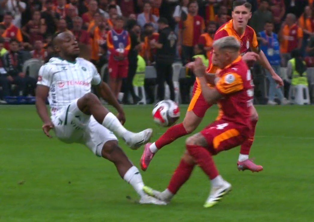 Türkiye tiyatro ligi tam gaz devam ediyor. Hem milyon milyon liralık kadrolar kurup hem de hakemleri arkalarına alıyorlar.