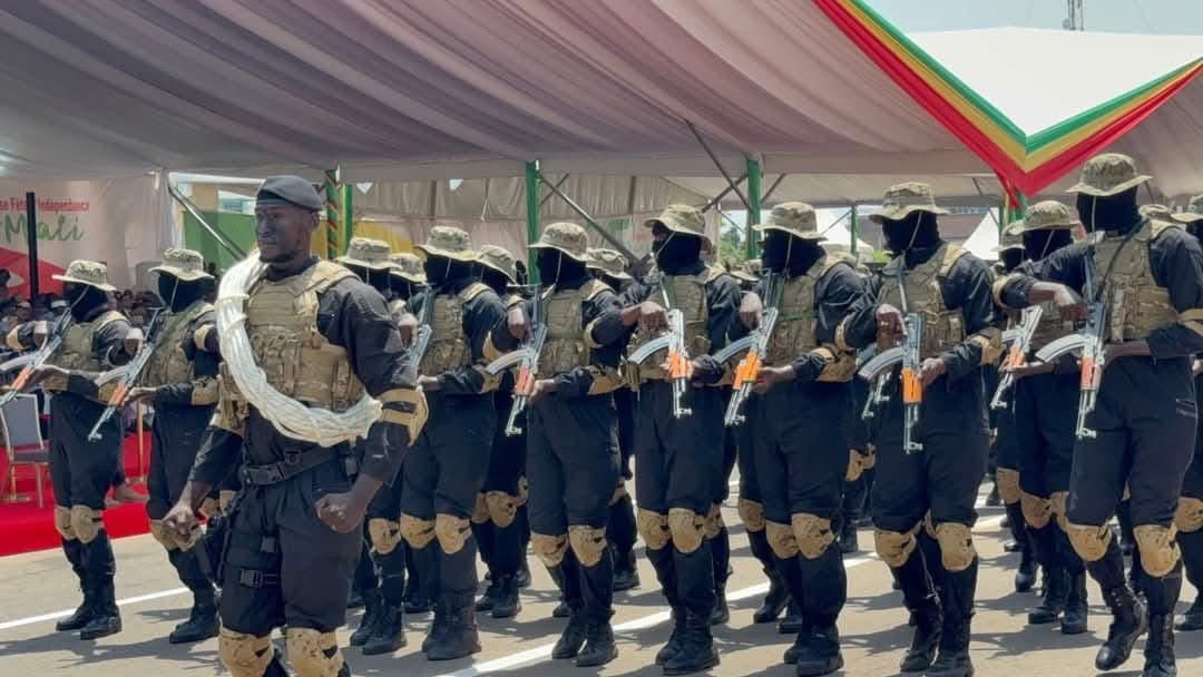 AzizMaigaNMP's tweet photo. 🇲🇱 L’un des meilleurs défilés…apprécions ensemble s’il vous plaît 🙏🏼 https://t.co/cqrX7WthAL