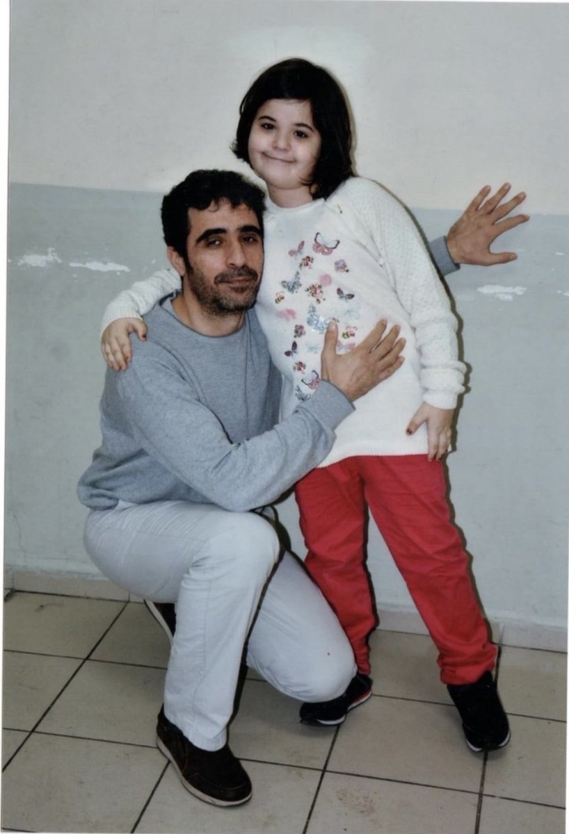 Silivri’de tutuklu MS hastası Mustafa Özcan Çay’ın durumu çok ağır.
Görme yetisini kaybetmek üzere, eller kollar istemsiz hareket ediyor, tekerlekli sandalyede ve lavaboya dahi tek başına gidemiyor.
5275 sayılı Kanun’un 16.maddesi uygulanmalı, derhal tahliye edilmeli! #KHKGerçeği