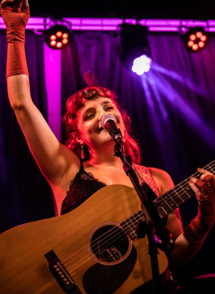 NewtroArts's tweet photo. @cocofrox es una ilustradora y música de Buenos Aires, Argentina. Vive apasionada por las palabras y encantada por las imágenes, pero pocas cosas la deslumbran tanto como la unión de las dos: el lenguaje invisible que se tiende entre una frase y un garabato. 🖍️✨ https://t.co/XF0LVfzuhy
