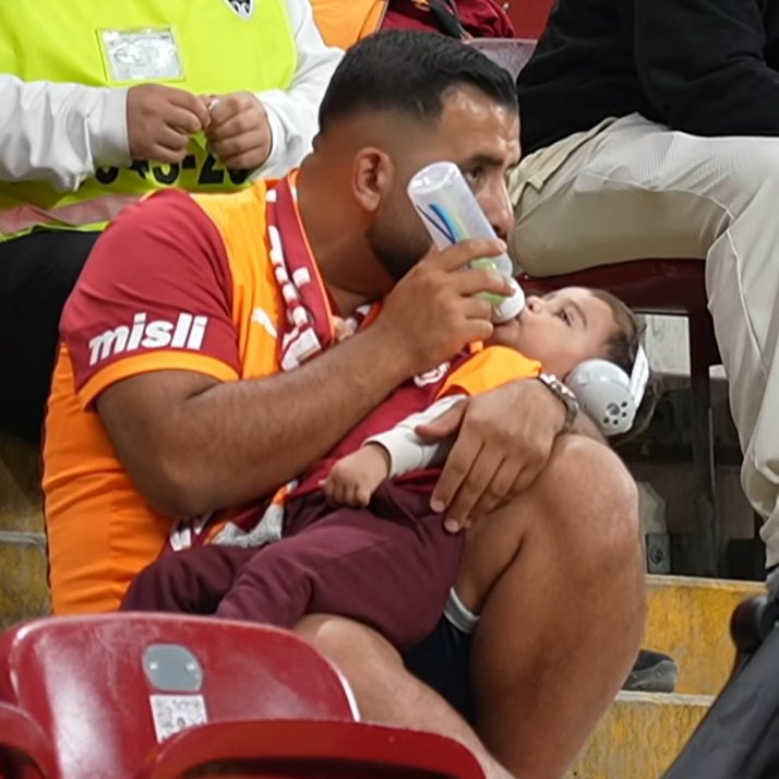 Tribünde bir baba 😅