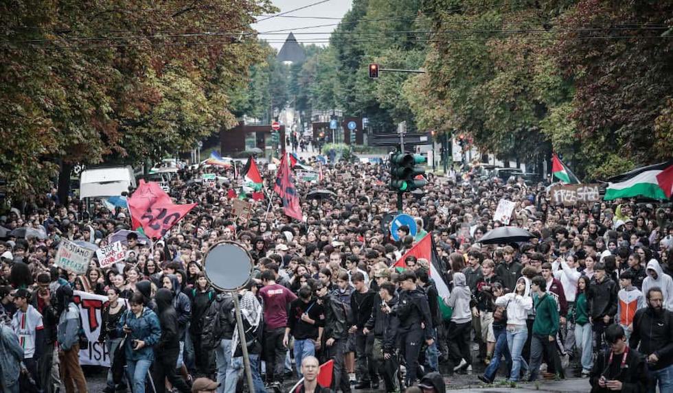 L’Italia in piazza per Gaza.
Le immagini delle città italiane nella giornata dello #scioperogenerale, proclamato in sostegno della popolazione palestinese e della Global Sumud Flotilla.