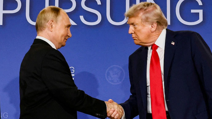 AlternateMediaX's tweet image. 🚨 Putin offers Trump a 1-year extension of the New START nuclear treaty, keeping warheads capped at 1,550 each. 

Moscow frames it as a move for global non-proliferation, but no US response yet. 🌐💣 

#NuclearArms #GlobalSecurity #Trump