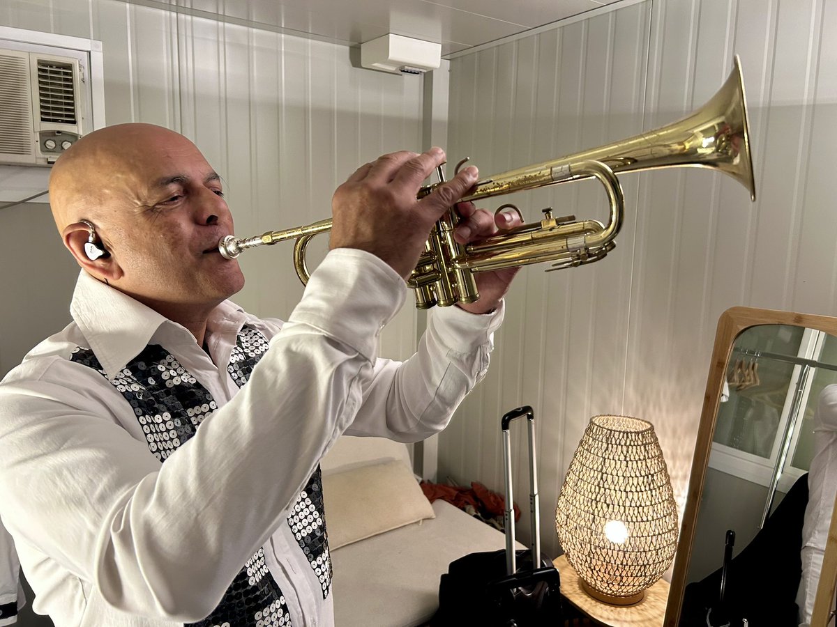 johnpianoman's tweet image. Warming up in Nimes. #johnwatson #trumpetplayer #keyboardplayer @leeejohn 
#imagination #show #nimes #France