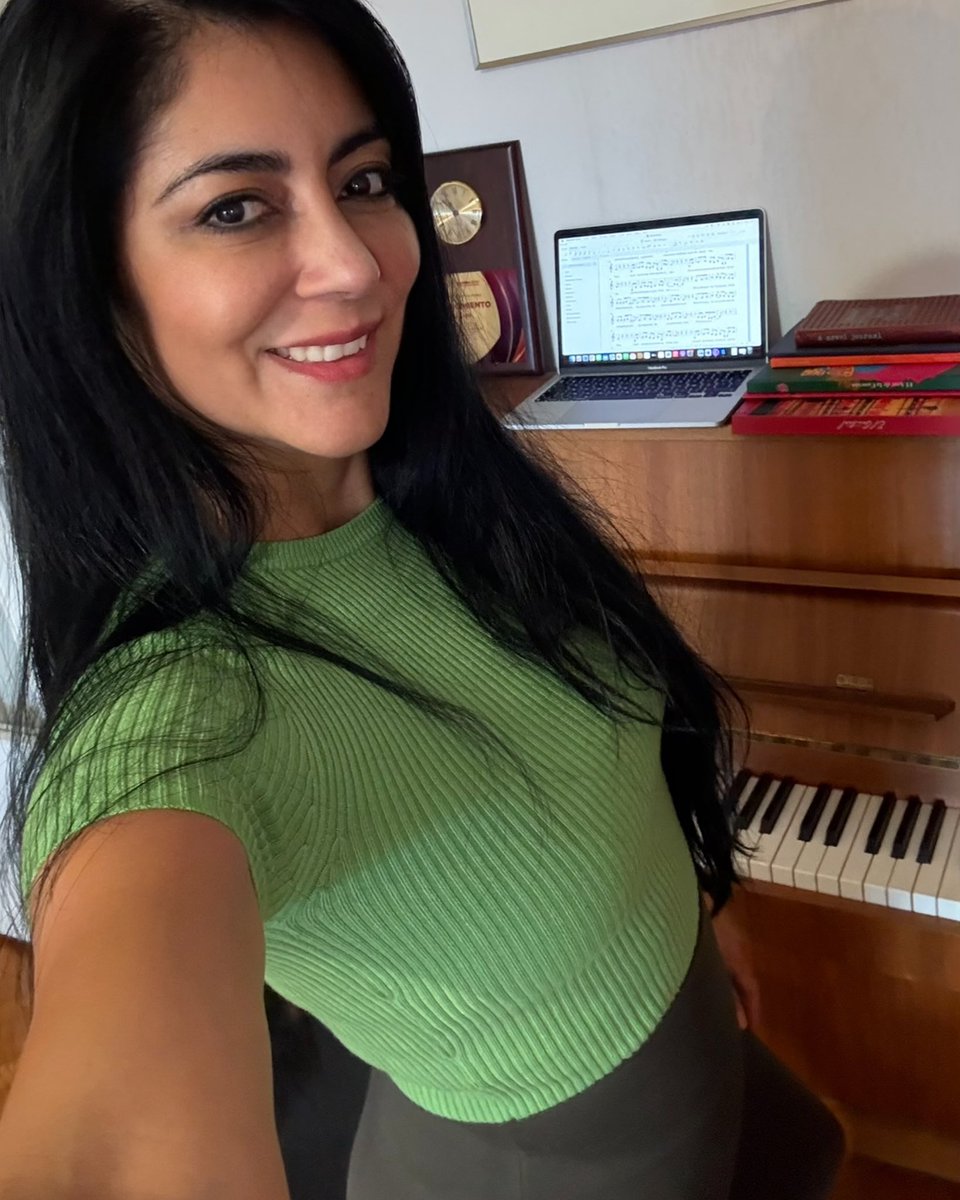 karlalazoartist's tweet photo. 🤗Estoy muy inspirada y emocionada, trabajando en la 🎼composición de canciones para una película musical.🎵 En cuanto pueda, te contaré los detalles.🤐
#songwriter #compositora #compositoramexicana #artist #singer #actriz #mexicana #karlalazo #paris #song #componiendo https://t.co/1kImllhwcH