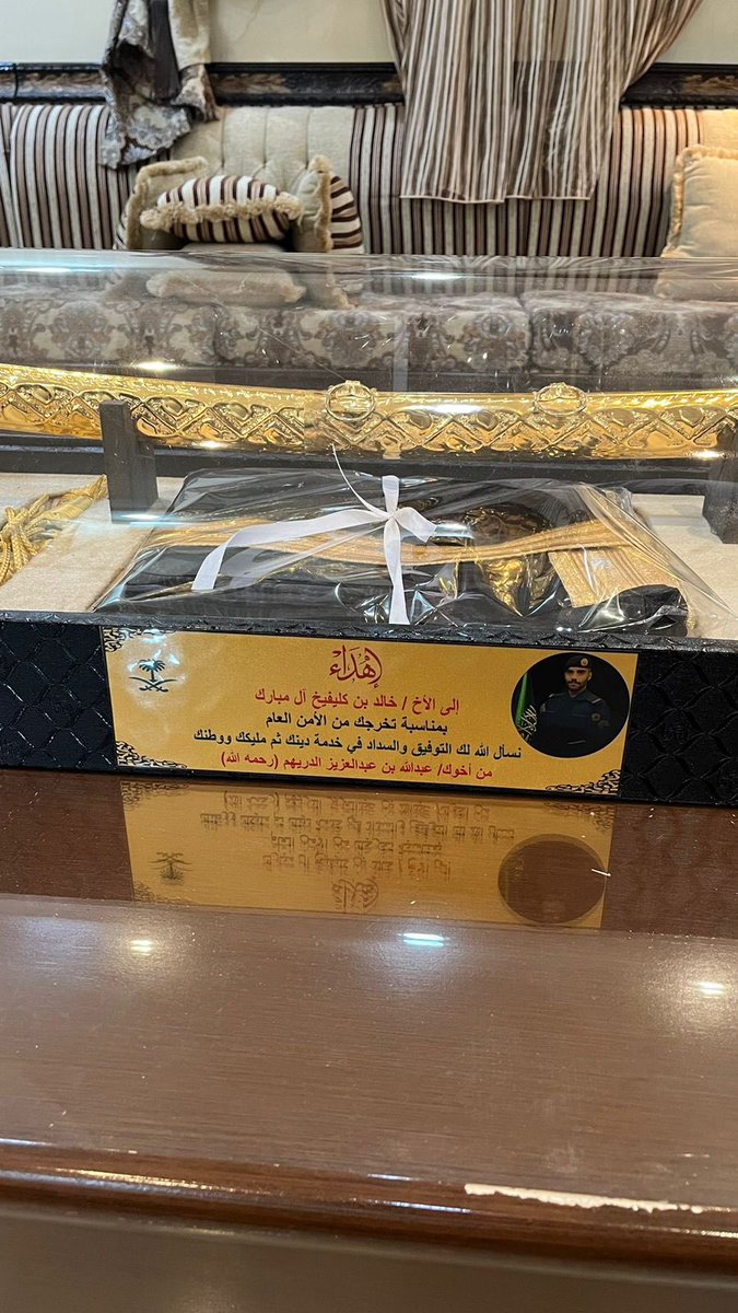 Af1Kk's tweet photo. مشهد #مؤثر الأحد 21 / 9 / 2025 يصل للابن #خالد إهداء بمناسبة تخرجه باسم صديقه المتوفى بتاريخ 29 / 6 / 2018 عبدالله عبدالعزيز آل دريهم #رحمه_الله
تذكرت تأثر الابن الشديد عندما توفي صديقه أيقنت بأن الأخوة الصادقة و الأرواح الطاهرةتبقى خالدة بالوفاء حتى و لو فرقها #الموت
#الأفلاج https://t.co/OMRAWvAKQP
