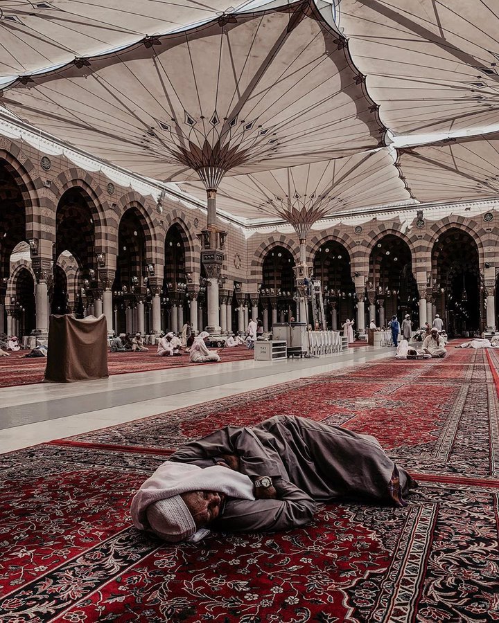 "ونَم على ثقَةٍ يا قلبُ مُنتظِرًا
بُشرَى من الله لا يدري بِها أحدُ"