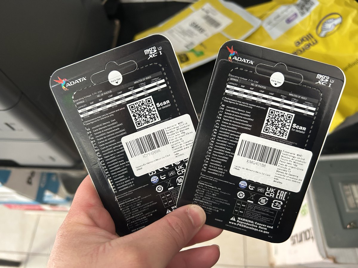 ZIMMERMAN550's tweet photo. 2 pinshis memorias MicroSD Adata, las 2 compradas en #MercadoLibre con envío Full en diferentes compras , las 2 PIRATAS!!! No compren memorias en ML amigos la piratería está con todo!. =\ https://t.co/gTnkYaz5AS
