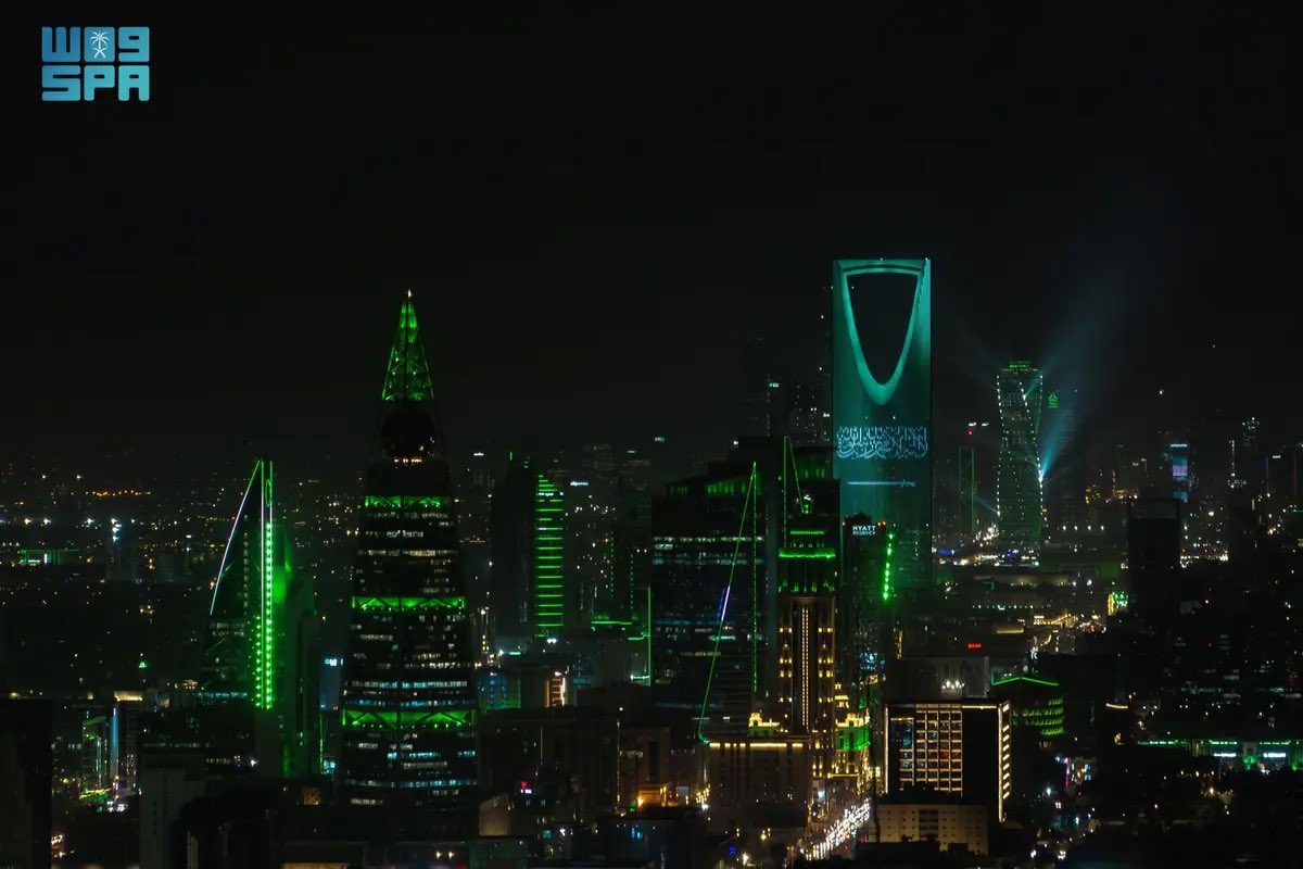 SaudiNews50's tweet photo. العاصمة الرياض ترتدي الأخضر احتفاءً باليوم الوطني الـ95 .

- https://t.co/2NEW7CHJTz