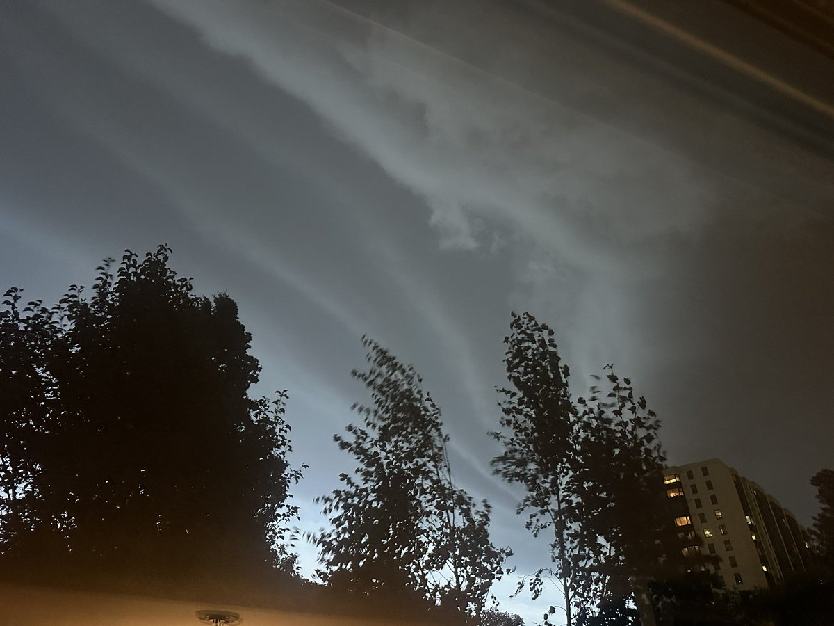 flycrosswind's tweet photo. Cleanup time after a massive storm last evening. Kitchener Ontario @weathernetwork  @KMacTWN @MurphTWN @StormhunterTWN @CTVKitchener #OnStorm #onstorm #ONstorm #ShareYourWeather #storm #weather #Kitchener @nadinehp4 @JordynRead https://t.co/piKZKKTvg0