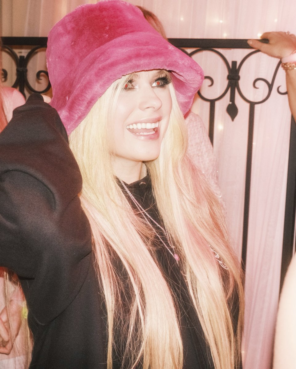 AvrilLavigne's tweet image. Congratulations @parishilton!!!! We had the best time at your #slivingmanor housewarming!! I had a blast kicking off club Paris with you! 💕